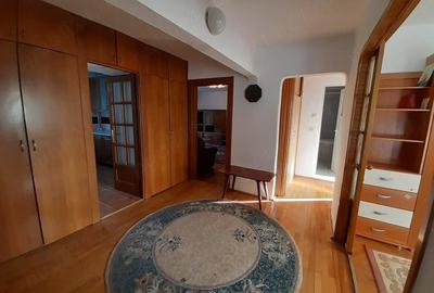 Apartament cu 4 camere decomandat în Nufărul