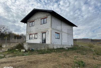 Casă cu 4 camere în Uriu