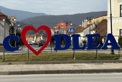 Apartament cu 2 camere semidecomandat, mobilat în Codlea - 1