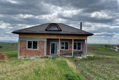 Casă cu 4 camere în Ipotești - 1