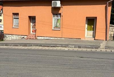 Casă individuală cu 4 camere cu Canalizare în Central - 1