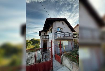 Casă cu 4 camere cu Canalizare în Iris