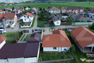 Casă cu 3 camere cu Teren 383 Mp în Petrești - 1