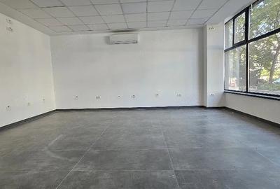 Spațiu comercial, de 98 mp, în Poarta 6 - 4