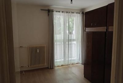 Apartament cu 3 camere semidecomandat în Berceni