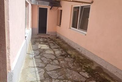 Casă cu 4 camere cu Teren 1290 Mp în Central