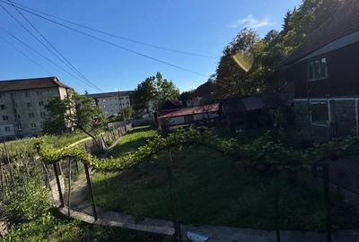 Casă cu 2 camere cu Teren 2000 Mp în Central