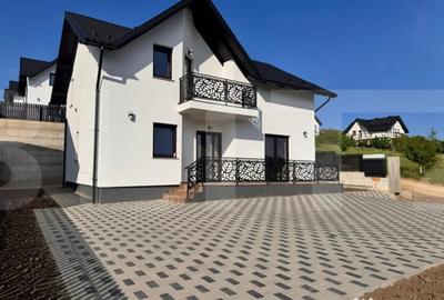Casă cu 4 camere cu Teren 373 Mp în Central - 2