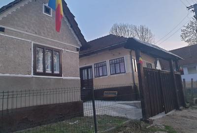 Casă cu 3 camere decomandat în Mustești