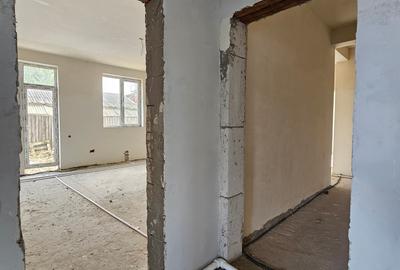 Apartament cu 2 camere semidecomandat în Km 5 - 13