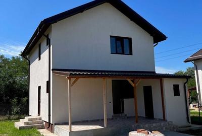 Casă cu 4 camere în Bâcu