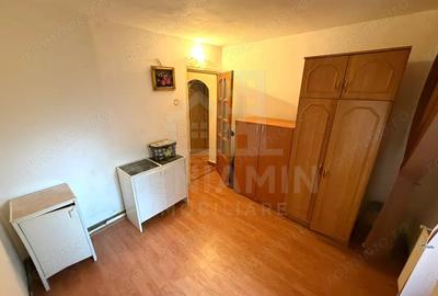Apartament cu 3 camere semidecomandat în Craiovița Nouă