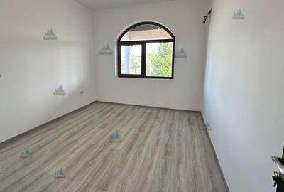 Casă cu 6 camere cu Canalizare în Nord-Est - 11
