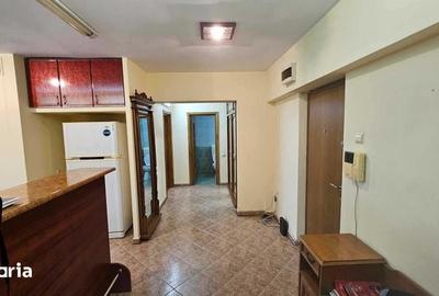 Apartament cu 3 camere semidecomandat în Independenței