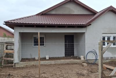 Casă cu 3 camere cu Canalizare în Lumina