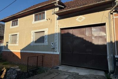 Casă cu 5 camere cu Teren 1000 Mp în Izbuc - 1
