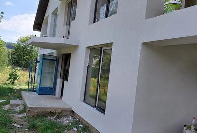 Casă cu 2 camere cu Teren 1300 Mp în Cheia
