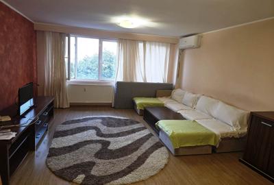Apartament cu 3 camere decomandat în Titan