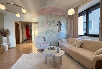 Apartament cu 3 camere decomandat, mobilat în Central