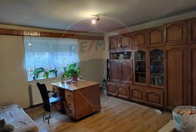 Casă cu 5 camere cu Teren 950 Mp în Biharia