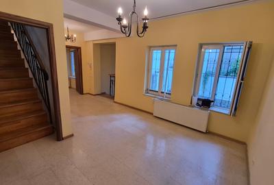 Casă cu 6 camere cu Canalizare în Cișmigiu