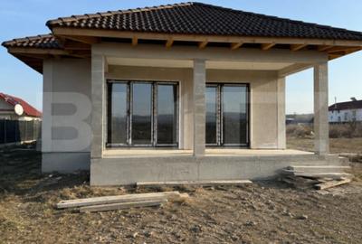 Casă cu 3 camere cu Teren 270 Mp în Petrești