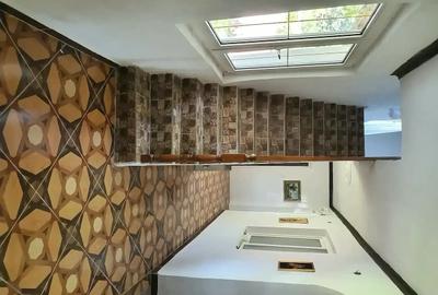 Casă cu 5 camere cu Teren 990 Mp în Sânmihaiu Român - 1