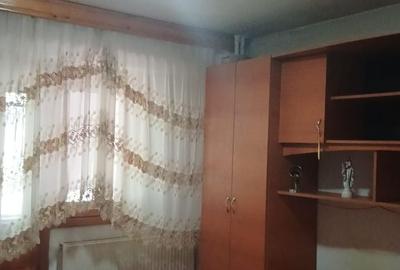 Apartament cu 3 camere decomandat în Craiovița Nouă