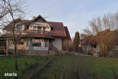 Casă cu 6 camere cu Teren 1000 Mp în Central - 2