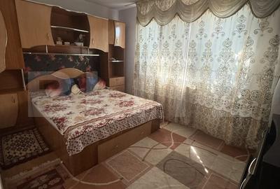 Apartament cu 3 camere semidecomandat, mobilat în Micro 11