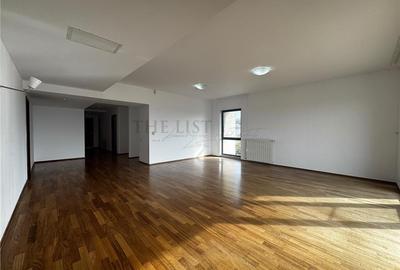 Apartament cu 4 camere decomandat în Băneasa
