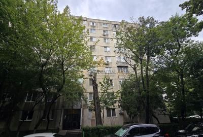 Apartament cu 4 camere semidecomandat, mobilat în Apărătorii Patriei