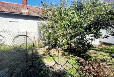 Casă individuală cu 4 camere cu Canalizare în Central - 1