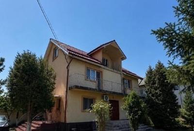 Casă individuală cu 6 camere cu Canalizare în Central