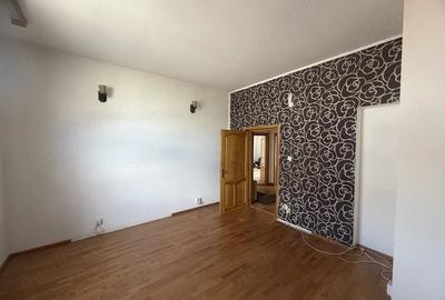 Casă cu Teren 200 Mp în Central