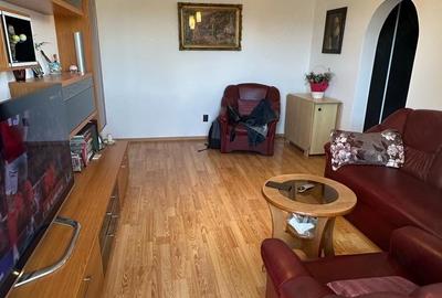 Apartament cu 3 camere semidecomandat în Victoriei