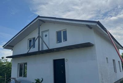 Casă individuală cu 4 camere cu Canalizare în Clinceni