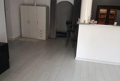 Casă cu 4 camere cu Teren 440 Mp în Central - 2