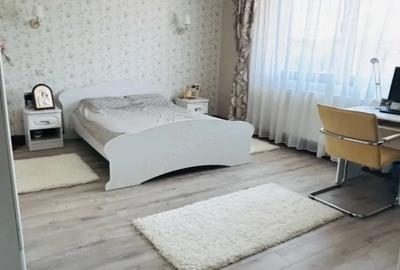 Casă cu 9 camere cu Teren 1600 Mp în Exterior Vest