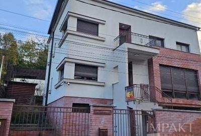 Casă cu 4 camere în Gruia