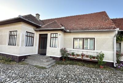 Casă individuală cu 4 camere cu Canalizare în Beriu