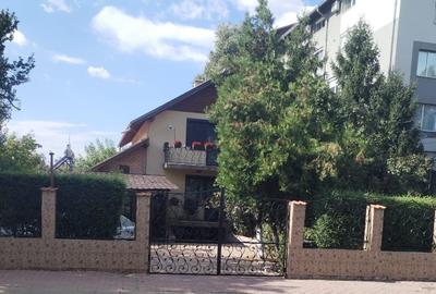 Casă cu 4 camere în Central