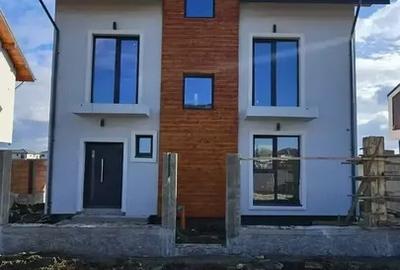 Casă cu 5 camere cu Teren 300 Mp în Odăile - 2