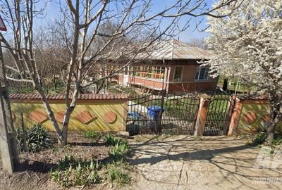 Casă individuală cu 4 camere cu Teren 2550 Mp în Central
