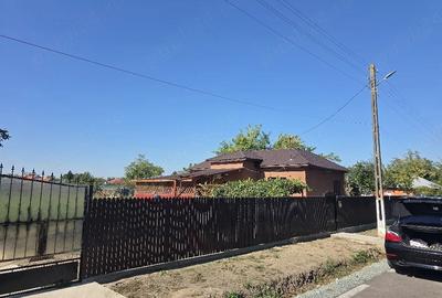 Casă cu 2 camere cu Teren 2100 Mp în Sărățeni