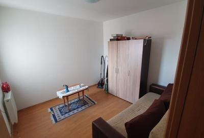 Apartament cu 3 camere decomandat în Cazasu