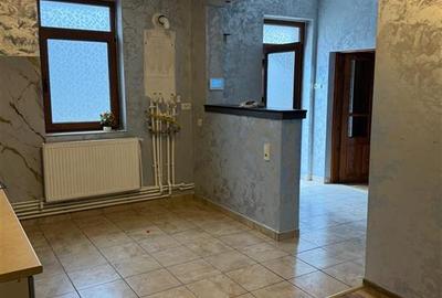 Casă cu 5 camere cu Teren 285 Mp în Central - 1
