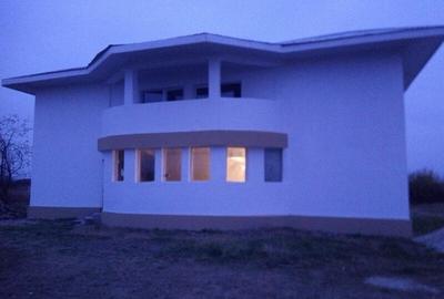 Casă cu 8 camere cu Teren 1000 Mp în Central