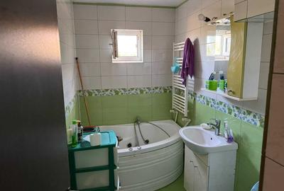 Casă cu 3 camere în Castelu