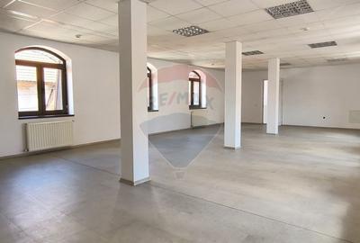 Spațiu comercial, de 190 mp, în Central - 8